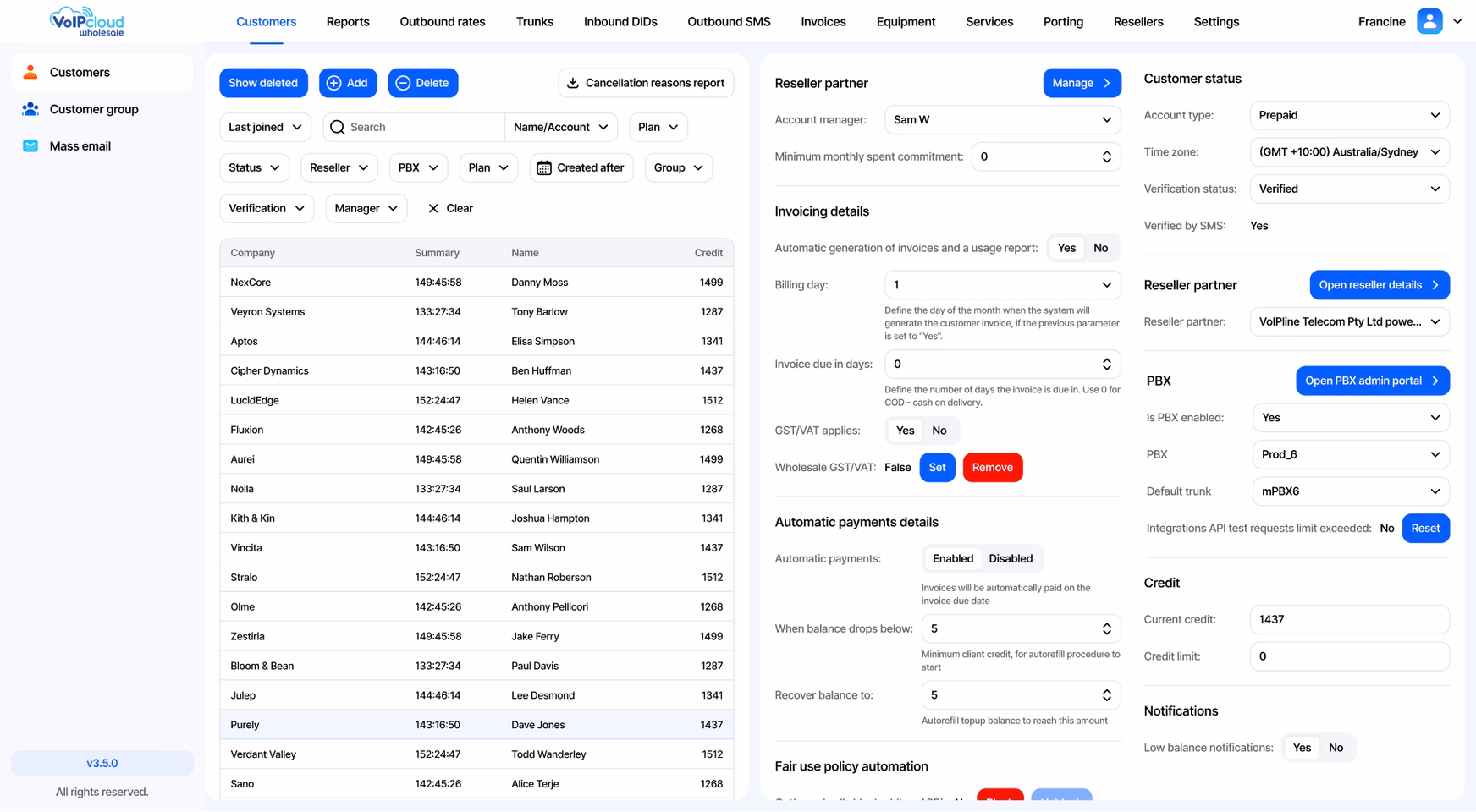 CRM с клиентами, счетами и графиком поступлений